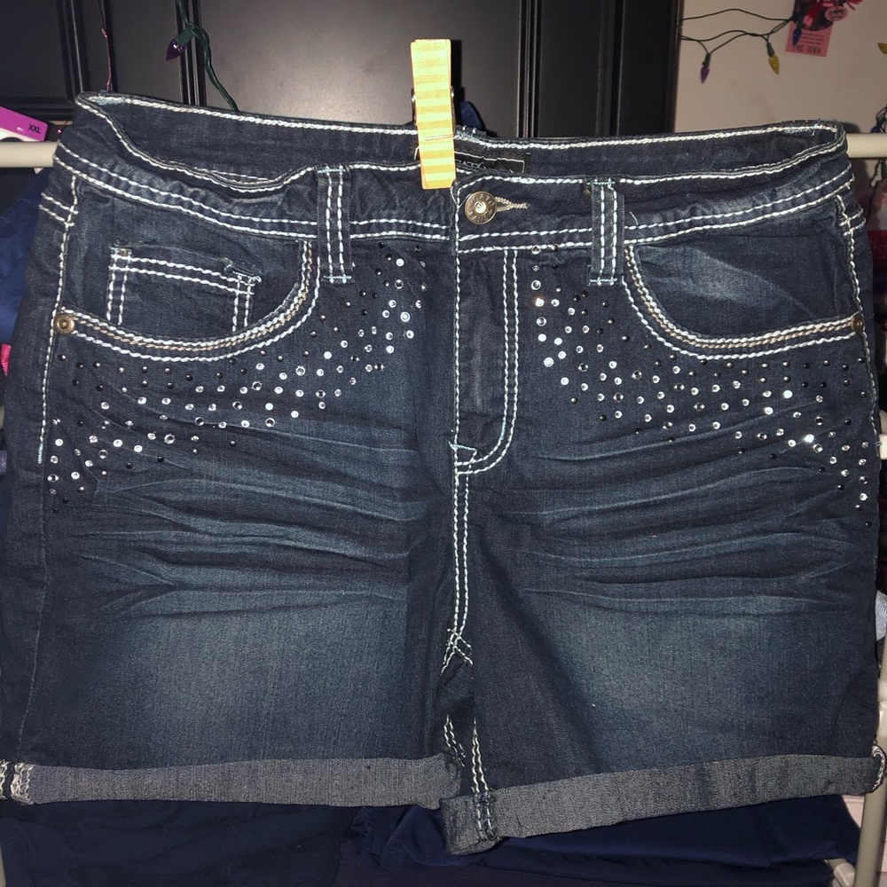 Cuffed Shorts w/Embellishments. Super Flattering